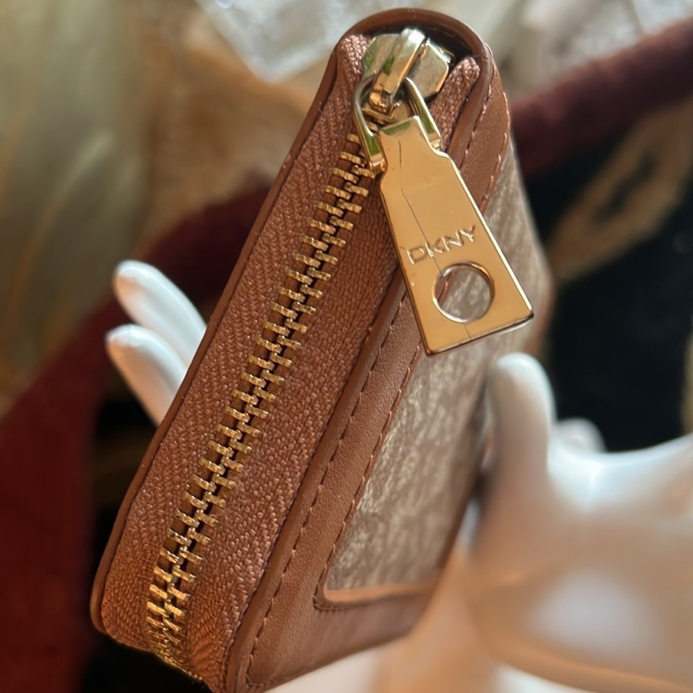 DKNY Women’s Monogram Zip Around Wallet 6 Place Credit Card Zip Coin Holder NEW - Picture 10 of 16